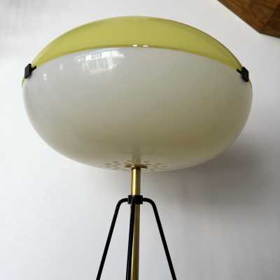 Table lamp in yellow and white methacrylate, black lacquered metal and brass by Stilnovo. Italy 1960. Original publisher's label. in the style of Reggiani, Sciolari, Francesco Buzzi Ceriani, Angelo Brotto for Esperia, Aldo Carlo Nason for Mazzega, Venini, Vistosi, La Murrina, Toni Zuccheri, Fontana Arte, Artemide, Arteluce, Arredoluce, Luigi Caccia Dominioni floor lamp chandelier sconces metal stainless steel mid-century modern space age modernist italy 1950 1970