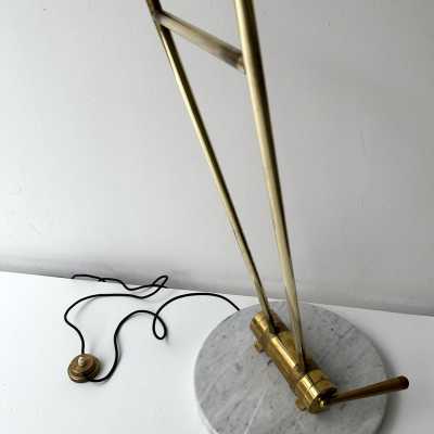 Floor lamp in brass, marble and lacquered metal by Angelo Lelii for Arredoluce. Italy 1960. in the style of Venini, Vistosi, La Murrina, Seguso, Aldo Nason, Poliarte, Carlo Aldo Nason for Mazzega, Stilnovo, Arteluce, Artemide, Pierre Cardin, Lumi, Luci, Raak, Esperia, Francesco Bocola, Superstudio, Enrico Tronconi, Mario Bellini, Harvey Guzzini, Luigi Massoni, Martinelli, Fabio Lenci, Gio Ponti. 1950 chrome stainless steel metal space age mid-century modern