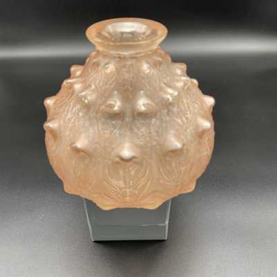 un vase Fougères en verre patiné rose de R.Lalique