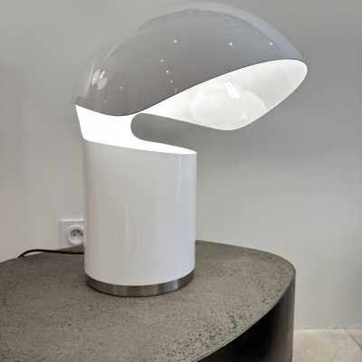 Space age table lamp in white lacquered metal by Franco Buzzi Ceriani. Italy 1970 in the style of Esperia, Angelo Brotto, Stilnovo, Arteluce, Arredoluce, Artemide, Pierre Cardin, Lumi, Luci, Raak, Angelo Lelii, Francesco Bocola, Superstudio, Enrico Tronconi, Mario Bellini, Harvey Guzzini, Luigi Massoni, Martinelli, Fabio Lenci, Gio Ponti. floor lamp chandelier pendant lightning brass stainless steel wood italy 1980 design mid-century modern space age