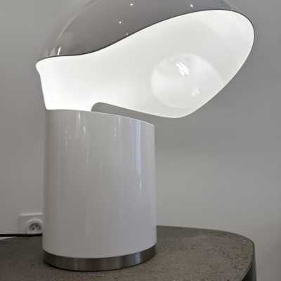 Space age table lamp in white lacquered metal by Franco Buzzi Ceriani. Italy 1970 in the style of Esperia, Angelo Brotto, Stilnovo, Arteluce, Arredoluce, Artemide, Pierre Cardin, Lumi, Luci, Raak, Angelo Lelii, Francesco Bocola, Superstudio, Enrico Tronconi, Mario Bellini, Harvey Guzzini, Luigi Massoni, Martinelli, Fabio Lenci, Gio Ponti. floor lamp chandelier pendant lightning brass stainless steel wood italy 1980 design mid-century modern space age