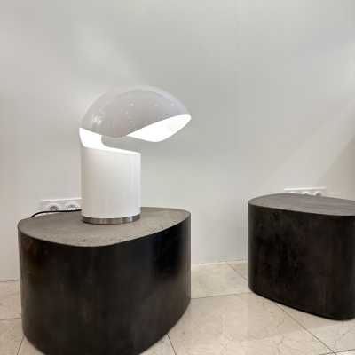 Space age table lamp in white lacquered metal by Franco Buzzi Ceriani. Italy 1970 in the style of Esperia, Angelo Brotto, Stilnovo, Arteluce, Arredoluce, Artemide, Pierre Cardin, Lumi, Luci, Raak, Angelo Lelii, Francesco Bocola, Superstudio, Enrico Tronconi, Mario Bellini, Harvey Guzzini, Luigi Massoni, Martinelli, Fabio Lenci, Gio Ponti. floor lamp chandelier pendant lightning brass stainless steel wood italy 1980 design mid-century modern space age