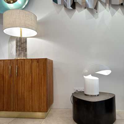 Space age table lamp in white lacquered metal by Franco Buzzi Ceriani. Italy 1970 in the style of Esperia, Angelo Brotto, Stilnovo, Arteluce, Arredoluce, Artemide, Pierre Cardin, Lumi, Luci, Raak, Angelo Lelii, Francesco Bocola, Superstudio, Enrico Tronconi, Mario Bellini, Harvey Guzzini, Luigi Massoni, Martinelli, Fabio Lenci, Gio Ponti. floor lamp chandelier pendant lightning brass stainless steel wood italy 1980 design mid-century modern space age