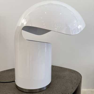 Space age table lamp in white lacquered metal by Franco Buzzi Ceriani. Italy 1970 in the style of Esperia, Angelo Brotto, Stilnovo, Arteluce, Arredoluce, Artemide, Pierre Cardin, Lumi, Luci, Raak, Angelo Lelii, Francesco Bocola, Superstudio, Enrico Tronconi, Mario Bellini, Harvey Guzzini, Luigi Massoni, Martinelli, Fabio Lenci, Gio Ponti. floor lamp chandelier pendant lightning brass stainless steel wood italy 1980 design mid-century modern space age