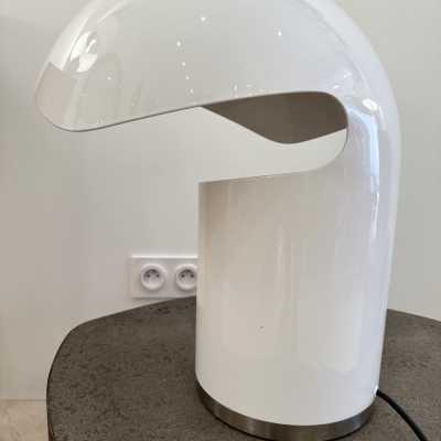 Space age table lamp in white lacquered metal by Franco Buzzi Ceriani. Italy 1970 in the style of Esperia, Angelo Brotto, Stilnovo, Arteluce, Arredoluce, Artemide, Pierre Cardin, Lumi, Luci, Raak, Angelo Lelii, Francesco Bocola, Superstudio, Enrico Tronconi, Mario Bellini, Harvey Guzzini, Luigi Massoni, Martinelli, Fabio Lenci, Gio Ponti. floor lamp chandelier pendant lightning brass stainless steel wood italy 1980 design mid-century modern space age