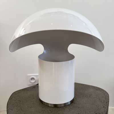Space age table lamp in white lacquered metal by Franco Buzzi Ceriani. Italy 1970 in the style of Esperia, Angelo Brotto, Stilnovo, Arteluce, Arredoluce, Artemide, Pierre Cardin, Lumi, Luci, Raak, Angelo Lelii, Francesco Bocola, Superstudio, Enrico Tronconi, Mario Bellini, Harvey Guzzini, Luigi Massoni, Martinelli, Fabio Lenci, Gio Ponti. floor lamp chandelier pendant lightning brass stainless steel wood italy 1980 design mid-century modern space age