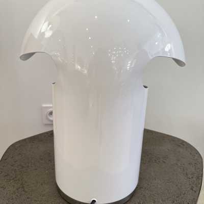 Space age table lamp in white lacquered metal by Franco Buzzi Ceriani. Italy 1970 in the style of Esperia, Angelo Brotto, Stilnovo, Arteluce, Arredoluce, Artemide, Pierre Cardin, Lumi, Luci, Raak, Angelo Lelii, Francesco Bocola, Superstudio, Enrico Tronconi, Mario Bellini, Harvey Guzzini, Luigi Massoni, Martinelli, Fabio Lenci, Gio Ponti. floor lamp chandelier pendant lightning brass stainless steel wood italy 1980 design mid-century modern space age