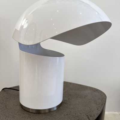 Space age table lamp in white lacquered metal by Franco Buzzi Ceriani. Italy 1970 in the style of Esperia, Angelo Brotto, Stilnovo, Arteluce, Arredoluce, Artemide, Pierre Cardin, Lumi, Luci, Raak, Angelo Lelii, Francesco Bocola, Superstudio, Enrico Tronconi, Mario Bellini, Harvey Guzzini, Luigi Massoni, Martinelli, Fabio Lenci, Gio Ponti. floor lamp chandelier pendant lightning brass stainless steel wood italy 1980 design mid-century modern space age
