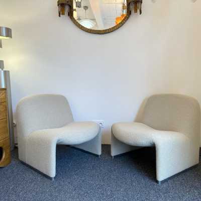 Pair of Alky armchairs or easy chairs reupholstered in bouclé fabrics by Giancarlo Piretti for Anonima Castelli. Italy 1970. First edition with polished cast aluminum base. in the style of Gio Ponti, Gianfranco Frattini, Cassina, Osvaldo Borsani, Joe Colombo, Vico Magistretti, Ico Luisa Parisi, Mario Bellini, Tito Agnoli, Afra Tobia Carlo Scarpa, Luciano Frigerio, Sporiti, Marco Zanuso, Giulio Moscatelli, Formanova. brass mid-century space age modern chrome stainless steel