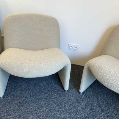 Pair of Alky armchairs or easy chairs reupholstered in bouclé fabrics by Giancarlo Piretti for Anonima Castelli. Italy 1970. First edition with polished cast aluminum base. in the style of Gio Ponti, Gianfranco Frattini, Cassina, Osvaldo Borsani, Joe Colombo, Vico Magistretti, Ico Luisa Parisi, Mario Bellini, Tito Agnoli, Afra Tobia Carlo Scarpa, Luciano Frigerio, Sporiti, Marco Zanuso, Giulio Moscatelli, Formanova. brass mid-century space age modern chrome stainless steel