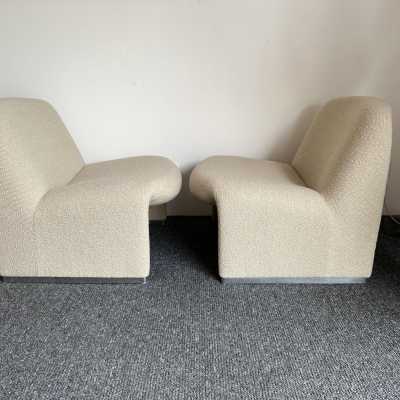 Pair of Alky armchairs or easy chairs reupholstered in bouclé fabrics by Giancarlo Piretti for Anonima Castelli. Italy 1970. First edition with polished cast aluminum base. in the style of Gio Ponti, Gianfranco Frattini, Cassina, Osvaldo Borsani, Joe Colombo, Vico Magistretti, Ico Luisa Parisi, Mario Bellini, Tito Agnoli, Afra Tobia Carlo Scarpa, Luciano Frigerio, Sporiti, Marco Zanuso, Giulio Moscatelli, Formanova. brass mid-century space age modern chrome stainless steel