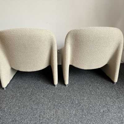 Pair of Alky armchairs or easy chairs reupholstered in bouclé fabrics by Giancarlo Piretti for Anonima Castelli. Italy 1970. First edition with polished cast aluminum base. in the style of Gio Ponti, Gianfranco Frattini, Cassina, Osvaldo Borsani, Joe Colombo, Vico Magistretti, Ico Luisa Parisi, Mario Bellini, Tito Agnoli, Afra Tobia Carlo Scarpa, Luciano Frigerio, Sporiti, Marco Zanuso, Giulio Moscatelli, Formanova. brass mid-century space age modern chrome stainless steel