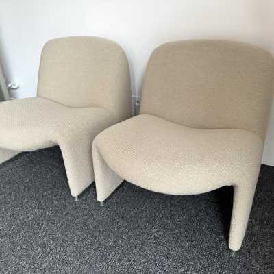 Pair of Alky armchairs or easy chairs reupholstered in bouclé fabrics by Giancarlo Piretti for Anonima Castelli. Italy 1970. First edition with polished cast aluminum base. in the style of Gio Ponti, Gianfranco Frattini, Cassina, Osvaldo Borsani, Joe Colombo, Vico Magistretti, Ico Luisa Parisi, Mario Bellini, Tito Agnoli, Afra Tobia Carlo Scarpa, Luciano Frigerio, Sporiti, Marco Zanuso, Giulio Moscatelli, Formanova. brass mid-century space age modern chrome stainless steel