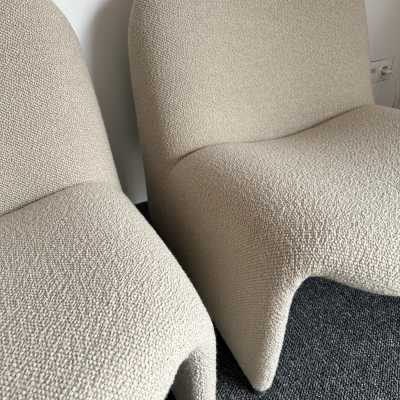 Pair of Alky armchairs or easy chairs reupholstered in bouclé fabrics by Giancarlo Piretti for Anonima Castelli. Italy 1970. First edition with polished cast aluminum base. in the style of Gio Ponti, Gianfranco Frattini, Cassina, Osvaldo Borsani, Joe Colombo, Vico Magistretti, Ico Luisa Parisi, Mario Bellini, Tito Agnoli, Afra Tobia Carlo Scarpa, Luciano Frigerio, Sporiti, Marco Zanuso, Giulio Moscatelli, Formanova. brass mid-century space age modern chrome stainless steel