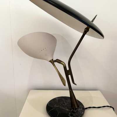 rare Desk lamp in brass, marble and lacquered metal by Lumen. Italy 1950. in the style of Reggiani, Sciolari, Francesco Buzzi Ceriani, Stilnovo, Angelo Brotto for Esperia, Aldo Carlo Nason for Mazzega, Venini, Vistosi, La Murrina, Toni Zuccheri, Fontana Arte, Artemide, Arteluce, Arredoluce, Luigi Caccia Dominioni . mid-century modern space chandelier ceiling pendant lightning floor lamp wood