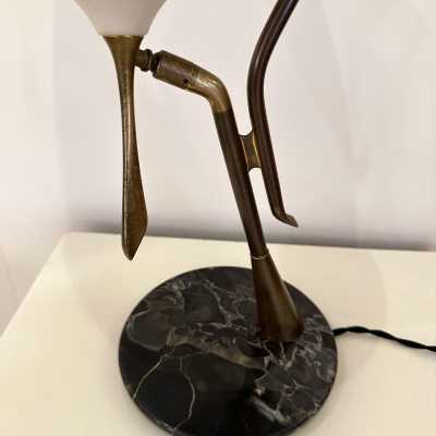 rare Desk lamp in brass, marble and lacquered metal by Lumen. Italy 1950. in the style of Reggiani, Sciolari, Francesco Buzzi Ceriani, Stilnovo, Angelo Brotto for Esperia, Aldo Carlo Nason for Mazzega, Venini, Vistosi, La Murrina, Toni Zuccheri, Fontana Arte, Artemide, Arteluce, Arredoluce, Luigi Caccia Dominioni . mid-century modern space chandelier ceiling pendant lightning floor lamp wood