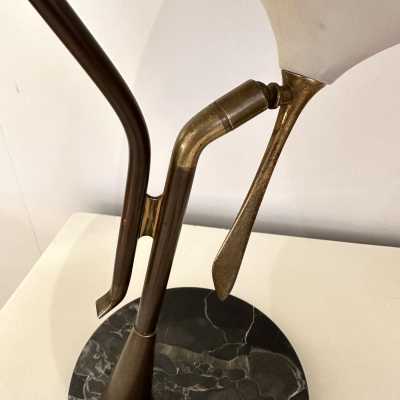 rare Desk lamp in brass, marble and lacquered metal by Lumen. Italy 1950. in the style of Reggiani, Sciolari, Francesco Buzzi Ceriani, Stilnovo, Angelo Brotto for Esperia, Aldo Carlo Nason for Mazzega, Venini, Vistosi, La Murrina, Toni Zuccheri, Fontana Arte, Artemide, Arteluce, Arredoluce, Luigi Caccia Dominioni . mid-century modern space chandelier ceiling pendant lightning floor lamp wood