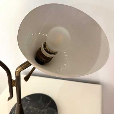 rare Desk lamp in brass, marble and lacquered metal by Lumen. Italy 1950. in the style of Reggiani, Sciolari, Francesco Buzzi Ceriani, Stilnovo, Angelo Brotto for Esperia, Aldo Carlo Nason for Mazzega, Venini, Vistosi, La Murrina, Toni Zuccheri, Fontana Arte, Artemide, Arteluce, Arredoluce, Luigi Caccia Dominioni . mid-century modern space chandelier ceiling pendant lightning floor lamp wood