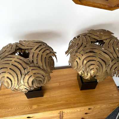 Pair of Mid-Century Modern Hollywood regency Iconic table or bedside lamps brass palm tree, black melamine base by Christian Techoueyres for Maison Jansen, one of the best model, nice patina.
