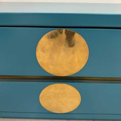 Pair of bedside tables or side tables in turquoise lacquered wood and brass. Italy 1990 in the style of Mid-Century Modern Space Age Hollywood Regency, Jean Claude Mahey, Mario Sabot, Willy Rizzo, Maison Charles.
