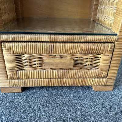 Pair of end tables or bedside tables in rattan and glass by Tito Agnoli. Italy 1970. in the style of Renato Zevi, Bonacina, Romeo Rega, Maison Jansen, Willy Rizzo, Mario Sabot. coffee table console mirror mid-century modern wood brass italy 1980