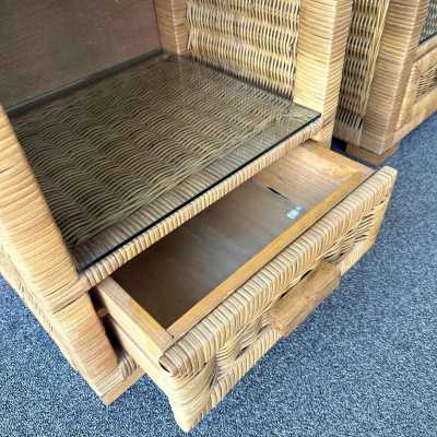 Pair of end tables or bedside tables in rattan and glass by Tito Agnoli. Italy 1970. in the style of Renato Zevi, Bonacina, Romeo Rega, Maison Jansen, Willy Rizzo, Mario Sabot. coffee table console mirror mid-century modern wood brass italy 1980