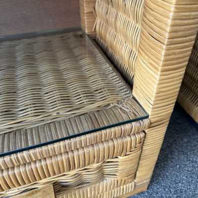 Pair of end tables or bedside tables in rattan and glass by Tito Agnoli. Italy 1970. in the style of Renato Zevi, Bonacina, Romeo Rega, Maison Jansen, Willy Rizzo, Mario Sabot. coffee table console mirror mid-century modern wood brass italy 1980