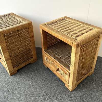 Pair of end tables or bedside tables in rattan and glass by Tito Agnoli. Italy 1970. in the style of Renato Zevi, Bonacina, Romeo Rega, Maison Jansen, Willy Rizzo, Mario Sabot. coffee table console mirror mid-century modern wood brass italy 1980