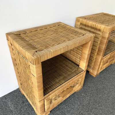 Pair of end tables or bedside tables in rattan and glass by Tito Agnoli. Italy 1970. in the style of Renato Zevi, Bonacina, Romeo Rega, Maison Jansen, Willy Rizzo, Mario Sabot. coffee table console mirror mid-century modern wood brass italy 1980