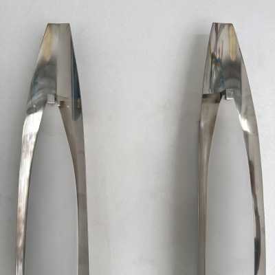Mid-Century Modern Space Age pair of wall lights lamps sconces in silver nickeled brass and opaline diffuser glass shades, model 2254 by Fontana Arte. Design attributed to Max Ingrand. Reggiani, Sciolari, Francesco Buzzi Ceriani, Stilnovo, Angelo Brotto for Esperia, Aldo Carlo Nason for Mazzega, Venini, Vistosi, La Murrina, Toni Zuccheri, Artemide, Arteluce, Arredoluce, Luigi Caccia Dominioni brass metal wood 1970s 1950s sconces wall lights lamps