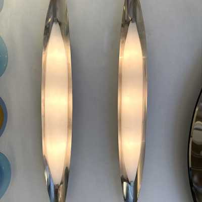 Mid-Century Modern Space Age pair of wall lights lamps sconces in silver nickeled brass and opaline diffuser glass shades, model 2254 by Fontana Arte. Design attributed to Max Ingrand. Reggiani, Sciolari, Francesco Buzzi Ceriani, Stilnovo, Angelo Brotto for Esperia, Aldo Carlo Nason for Mazzega, Venini, Vistosi, La Murrina, Toni Zuccheri, Artemide, Arteluce, Arredoluce, Luigi Caccia Dominioni brass metal wood 1970s 1950s sconces wall lights lamps
