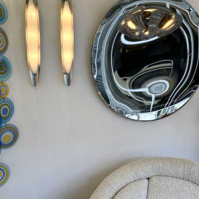 Mid-Century Modern Space Age pair of wall lights lamps sconces in silver nickeled brass and opaline diffuser glass shades, model 2254 by Fontana Arte. Design attributed to Max Ingrand. Reggiani, Sciolari, Francesco Buzzi Ceriani, Stilnovo, Angelo Brotto for Esperia, Aldo Carlo Nason for Mazzega, Venini, Vistosi, La Murrina, Toni Zuccheri, Artemide, Arteluce, Arredoluce, Luigi Caccia Dominioni brass metal wood 1970s 1950s sconces wall lights lamps