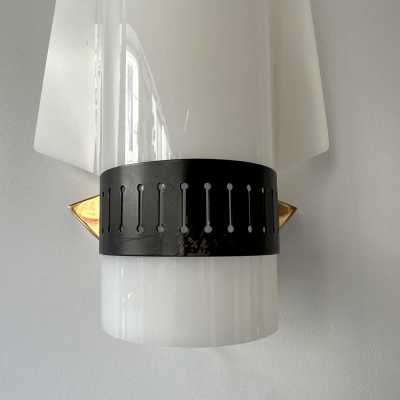 Mid-Century Modern wall lights lamps sconces in white perspex lucite metacrylate, black painted lacquered metal and brass. Original Stilnovo tag. Famous design like Reggiani, Sciolari, Francesco Buzzi Ceriani, Angelo Brotto for Esperia, Aldo Carlo Nason for Mazzega, Venini, Vistosi, La Murrina, Toni Zuccheri, Fontana Arte, Artemide, Arteluce, Arredoluce, Luigi Caccia Dominioni. space age bronze metal wood 1970s 1050s