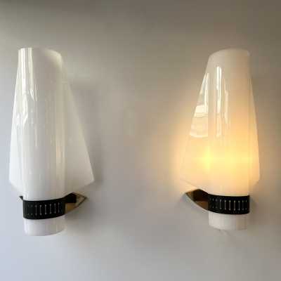 Mid-Century Modern wall lights lamps sconces in white perspex lucite metacrylate, black painted lacquered metal and brass. Original Stilnovo tag. Famous design like Reggiani, Sciolari, Francesco Buzzi Ceriani, Angelo Brotto for Esperia, Aldo Carlo Nason for Mazzega, Venini, Vistosi, La Murrina, Toni Zuccheri, Fontana Arte, Artemide, Arteluce, Arredoluce, Luigi Caccia Dominioni. space age bronze metal wood 1970s 1050s