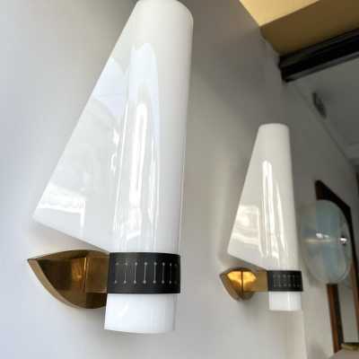 Mid-Century Modern wall lights lamps sconces in white perspex lucite metacrylate, black painted lacquered metal and brass. Original Stilnovo tag. Famous design like Reggiani, Sciolari, Francesco Buzzi Ceriani, Angelo Brotto for Esperia, Aldo Carlo Nason for Mazzega, Venini, Vistosi, La Murrina, Toni Zuccheri, Fontana Arte, Artemide, Arteluce, Arredoluce, Luigi Caccia Dominioni. space age bronze metal wood 1970s 1050s