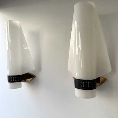 Mid-Century Modern wall lights lamps sconces in white perspex lucite metacrylate, black painted lacquered metal and brass. Original Stilnovo tag. Famous design like Reggiani, Sciolari, Francesco Buzzi Ceriani, Angelo Brotto for Esperia, Aldo Carlo Nason for Mazzega, Venini, Vistosi, La Murrina, Toni Zuccheri, Fontana Arte, Artemide, Arteluce, Arredoluce, Luigi Caccia Dominioni. space age bronze metal wood 1970s 1050s