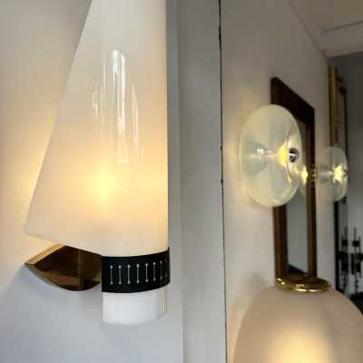 Mid-Century Modern wall lights lamps sconces in white perspex lucite metacrylate, black painted lacquered metal and brass. Original Stilnovo tag. Famous design like Reggiani, Sciolari, Francesco Buzzi Ceriani, Angelo Brotto for Esperia, Aldo Carlo Nason for Mazzega, Venini, Vistosi, La Murrina, Toni Zuccheri, Fontana Arte, Artemide, Arteluce, Arredoluce, Luigi Caccia Dominioni. space age bronze metal wood 1970s 1050s