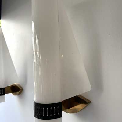 Mid-Century Modern wall lights lamps sconces in white perspex lucite metacrylate, black painted lacquered metal and brass. Original Stilnovo tag. Famous design like Reggiani, Sciolari, Francesco Buzzi Ceriani, Angelo Brotto for Esperia, Aldo Carlo Nason for Mazzega, Venini, Vistosi, La Murrina, Toni Zuccheri, Fontana Arte, Artemide, Arteluce, Arredoluce, Luigi Caccia Dominioni. space age bronze metal wood 1970s 1050s