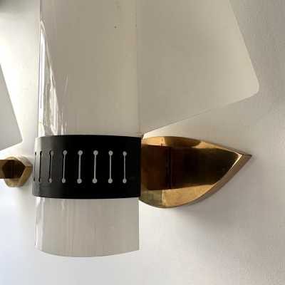 Mid-Century Modern wall lights lamps sconces in white perspex lucite metacrylate, black painted lacquered metal and brass. Original Stilnovo tag. Famous design like Reggiani, Sciolari, Francesco Buzzi Ceriani, Angelo Brotto for Esperia, Aldo Carlo Nason for Mazzega, Venini, Vistosi, La Murrina, Toni Zuccheri, Fontana Arte, Artemide, Arteluce, Arredoluce, Luigi Caccia Dominioni. space age bronze metal wood 1970s 1050s