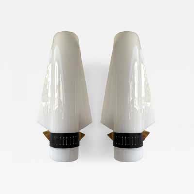 Mid-Century Modern wall lights lamps sconces in white perspex lucite metacrylate, black painted lacquered metal and brass. Original Stilnovo tag. Famous design like Reggiani, Sciolari, Francesco Buzzi Ceriani, Angelo Brotto for Esperia, Aldo Carlo Nason for Mazzega, Venini, Vistosi, La Murrina, Toni Zuccheri, Fontana Arte, Artemide, Arteluce, Arredoluce, Luigi Caccia Dominioni. space age bronze metal wood 1970s 1050s