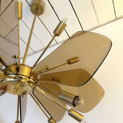 Chandelier ceiling pendant light lamp in brass and glass blade by Gino Paroldo. Famous designs like Stilnovo, Vistosi, Venini, La Murrina, Seguso, Sciolari, Reggiani, Lumica, Aldo Carlo Nason for Mazzega, Stilkronen, Staff. bronze wood metal italian design 1960s 1950s fontana arte cristal art