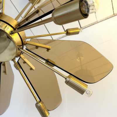 Chandelier ceiling pendant light lamp in brass and glass blade by Gino Paroldo. Famous designs like Stilnovo, Vistosi, Venini, La Murrina, Seguso, Sciolari, Reggiani, Lumica, Aldo Carlo Nason for Mazzega, Stilkronen, Staff. bronze wood metal italian design 1960s 1950s fontana arte cristal art