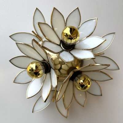 Mid-Century Modern Hollywood Regency pair of flowers wall lights lamps sconces, gold gilt brass and white glass. In the mood of Venini, Vistosi, La Murrina, Seguso, Mazzega. bronze metal wood italian design fontana arte cristal art