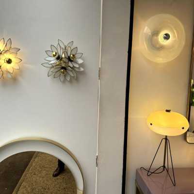 Mid-Century Modern Hollywood Regency pair of flowers wall lights lamps sconces, gold gilt brass and white glass. In the mood of Venini, Vistosi, La Murrina, Seguso, Mazzega. bronze metal wood italian design fontana arte cristal art