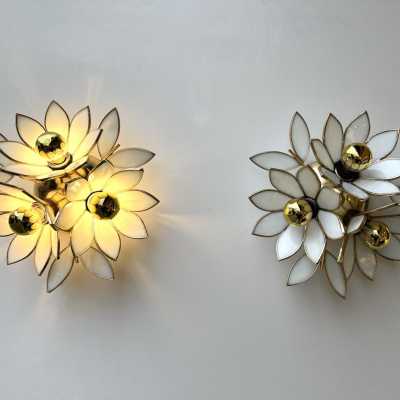 Mid-Century Modern Hollywood Regency pair of flowers wall lights lamps sconces, gold gilt brass and white glass. In the mood of Venini, Vistosi, La Murrina, Seguso, Mazzega. bronze metal wood italian design fontana arte cristal art