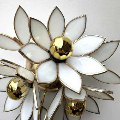 Mid-Century Modern Hollywood Regency pair of flowers wall lights lamps sconces, gold gilt brass and white glass. In the mood of Venini, Vistosi, La Murrina, Seguso, Mazzega. bronze metal wood italian design fontana arte cristal art