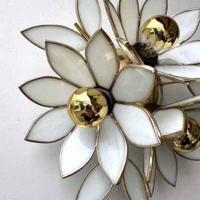 Mid-Century Modern Hollywood Regency pair of flowers wall lights lamps sconces, gold gilt brass and white glass. In the mood of Venini, Vistosi, La Murrina, Seguso, Mazzega. bronze metal wood italian design fontana arte cristal art
