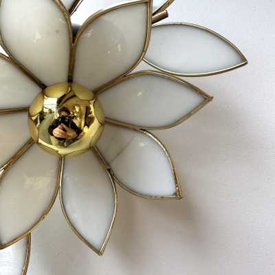 Mid-Century Modern Hollywood Regency pair of flowers wall lights lamps sconces, gold gilt brass and white glass. In the mood of Venini, Vistosi, La Murrina, Seguso, Mazzega. bronze metal wood italian design fontana arte cristal art