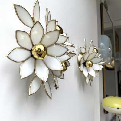 Mid-Century Modern Hollywood Regency pair of flowers wall lights lamps sconces, gold gilt brass and white glass. In the mood of Venini, Vistosi, La Murrina, Seguso, Mazzega. bronze metal wood italian design fontana arte cristal art