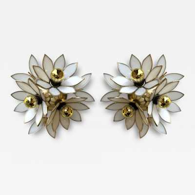 Mid-Century Modern Hollywood Regency pair of flowers wall lights lamps sconces, gold gilt brass and white glass. In the mood of Venini, Vistosi, La Murrina, Seguso, Mazzega. bronze metal wood italian design fontana arte cristal art